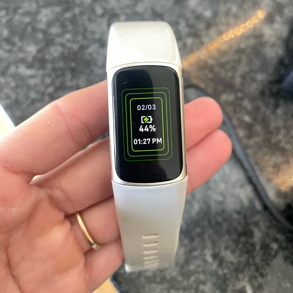 Fitbit Charge 5, comes with charging chord